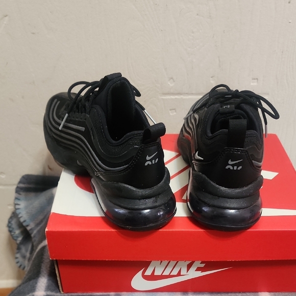 Nike Black and Gray Athletic Shoes - Picture 4 of 4